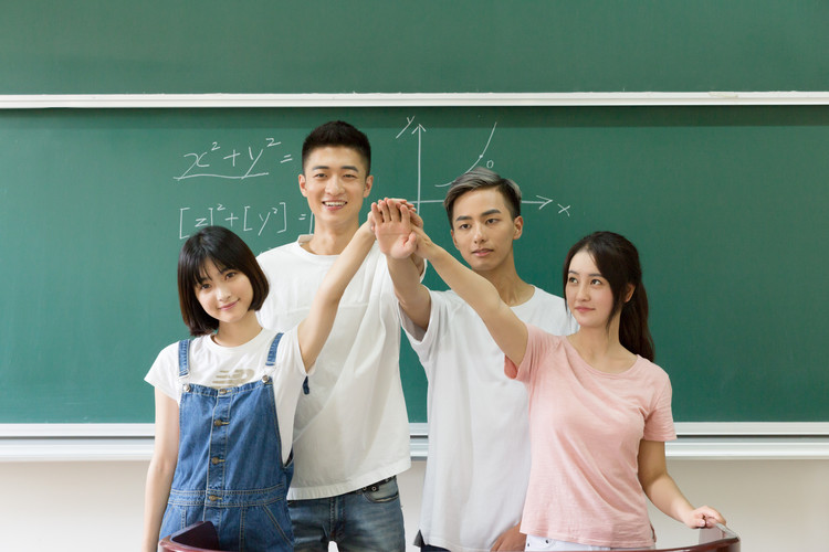 河南财经政法大学有多少学生，这个学校就业前景好吗？